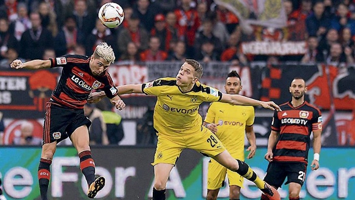 T1赛后暖心一幕，Oner蹲下和行动不便粉丝合影